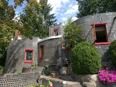 Glass Bottle House - Photo 4