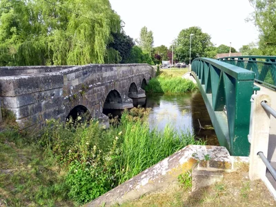 Amesbury - Photo 2